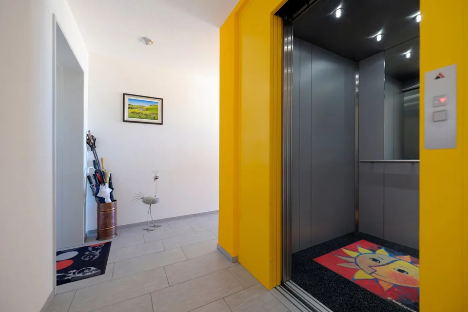 Appartamento attico da sogno di 4 1/2 locali con ascensore, terrazze e vista – foto 18 di 21