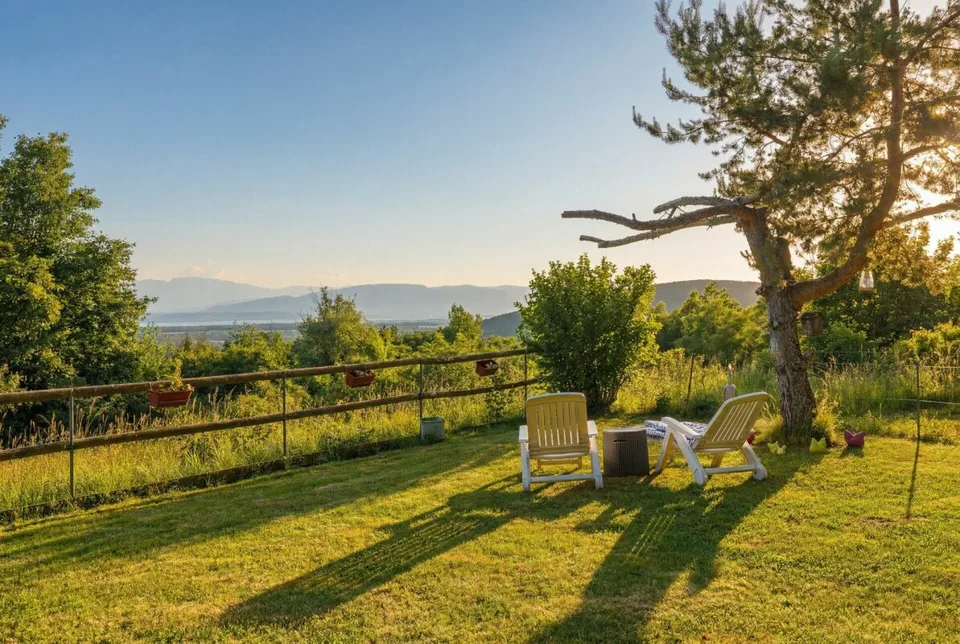 Chalet with Panoramic Views of Lake Geneva and the Alps – photo 13 of 16
