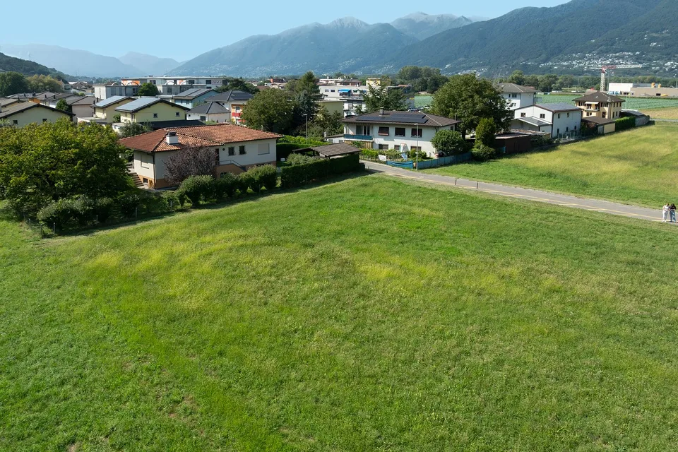 Zwischen Bellinzona und Locarno: großes Baugrundstück in Wohngebiet – Foto 2 von 5