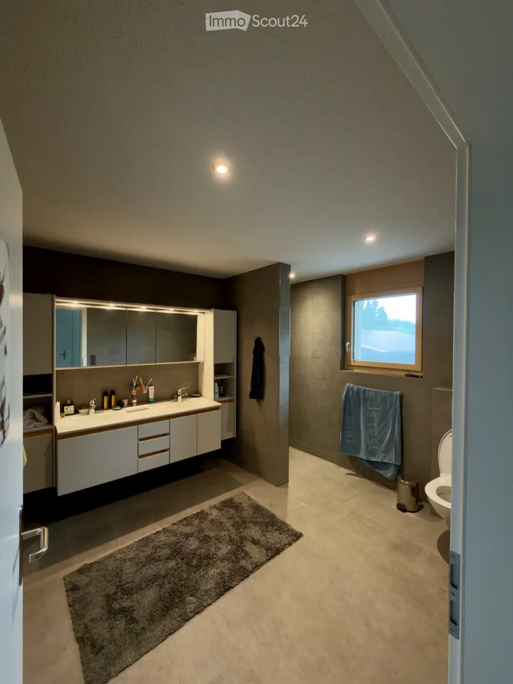 Room in shared apartment (2-person shared apartment) in bright, modern apartment (near Spiez)