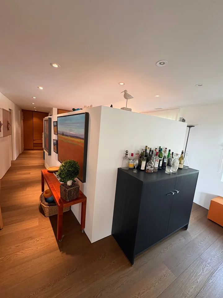 Möblierte 2.5-Zimmer-Wohnung mit Aussicht auf Zürichsee im Kreis 7 – Foto 3 von 21