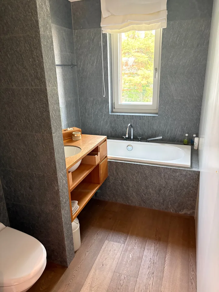Möblierte 2.5-Zimmer-Wohnung mit Aussicht auf Zürichsee im Kreis 7 – Foto 12 von 21