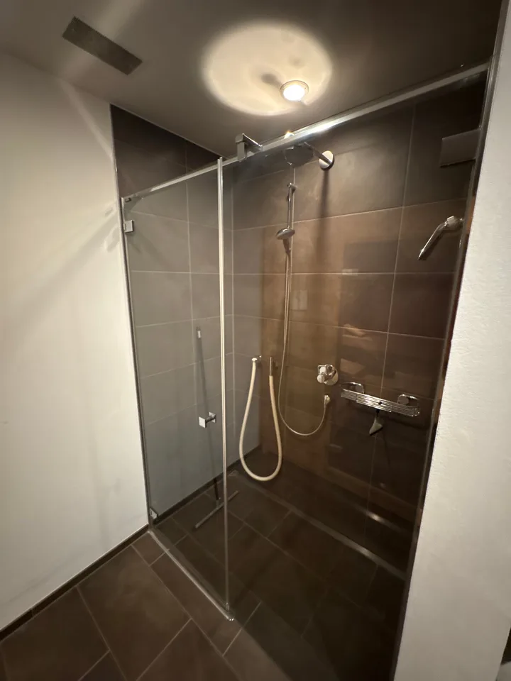 Möblierte 2.5-Zimmer-Wohnung mit Aussicht auf Zürichsee im Kreis 7 – Foto 17 von 21