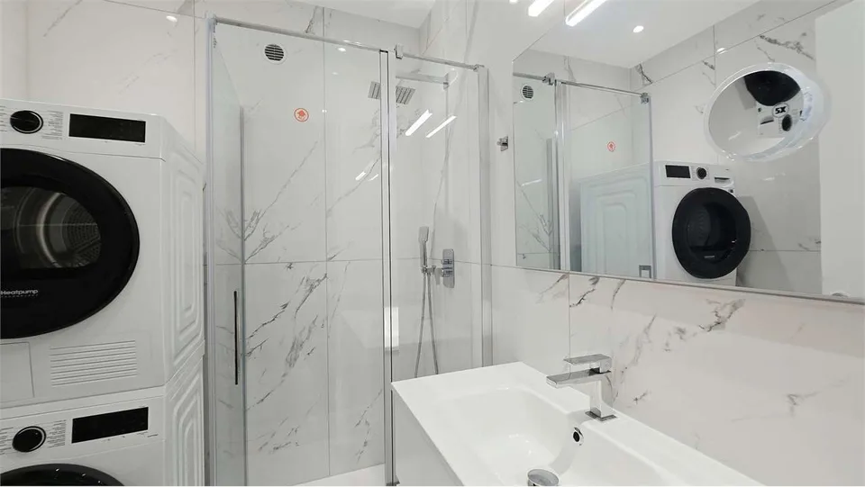 3,5 Lokale im 6. Stock - 100 Meter vom See entfernt - Gutes Investment – Foto 7 von 13