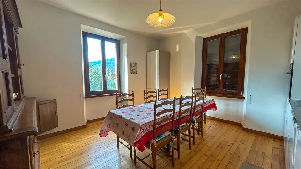 Villa storica indipendente con ampio giardino e terreno edificabile – foto 6 di 13