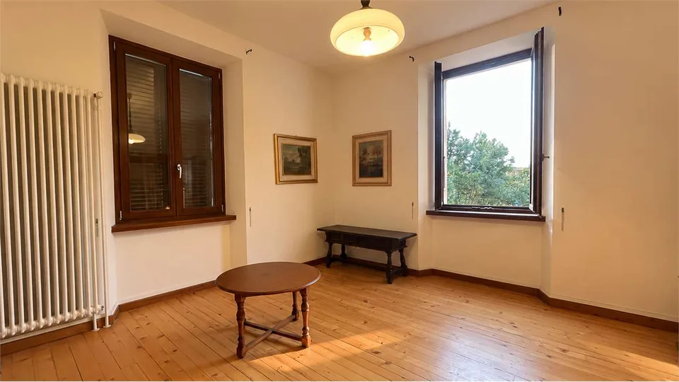 Villa storica indipendente con ampio giardino e terreno edificabile – foto 10 di 13