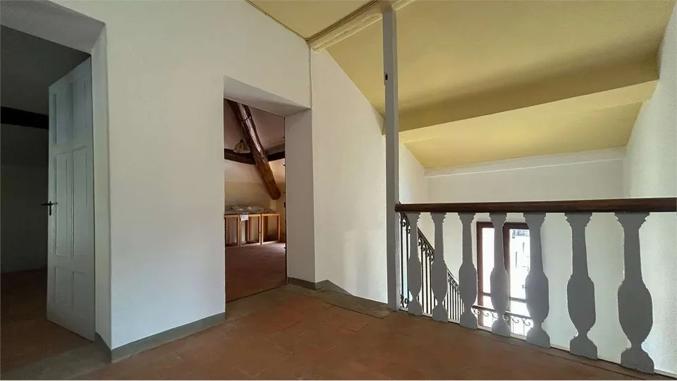 Villa storica indipendente con ampio giardino e terreno edificabile – foto 9 di 13