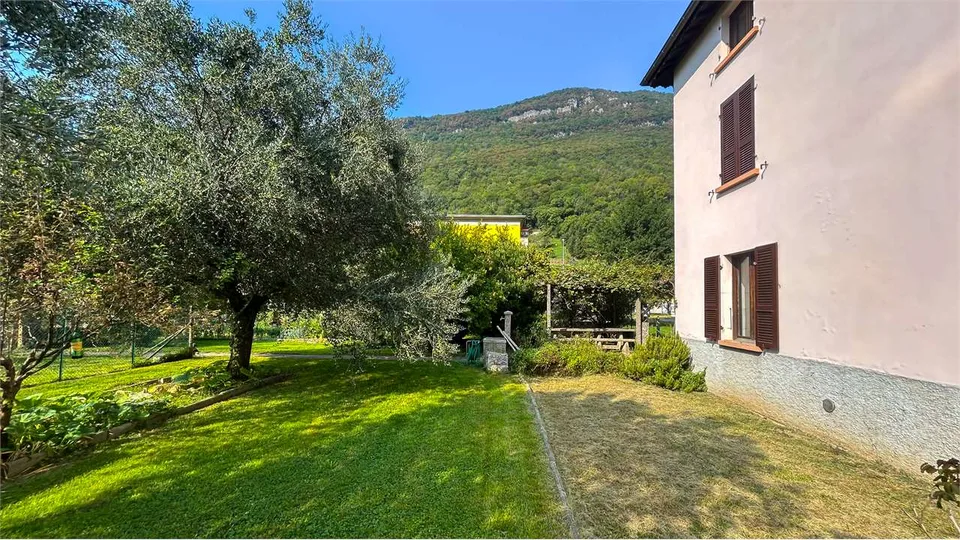 Villa storica indipendente con ampio giardino e terreno edificabile – foto 3 di 13