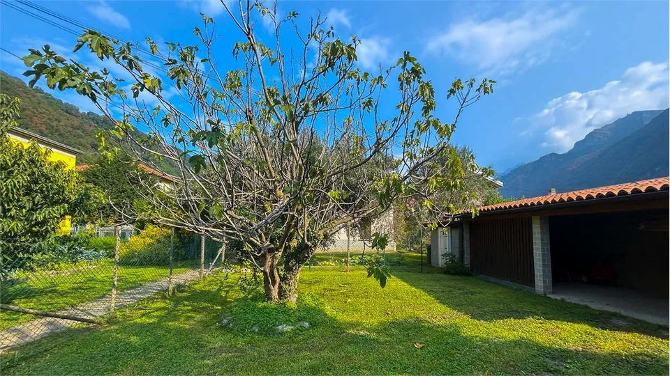 Villa storica indipendente con ampio giardino e terreno edificabile – foto 4 di 13