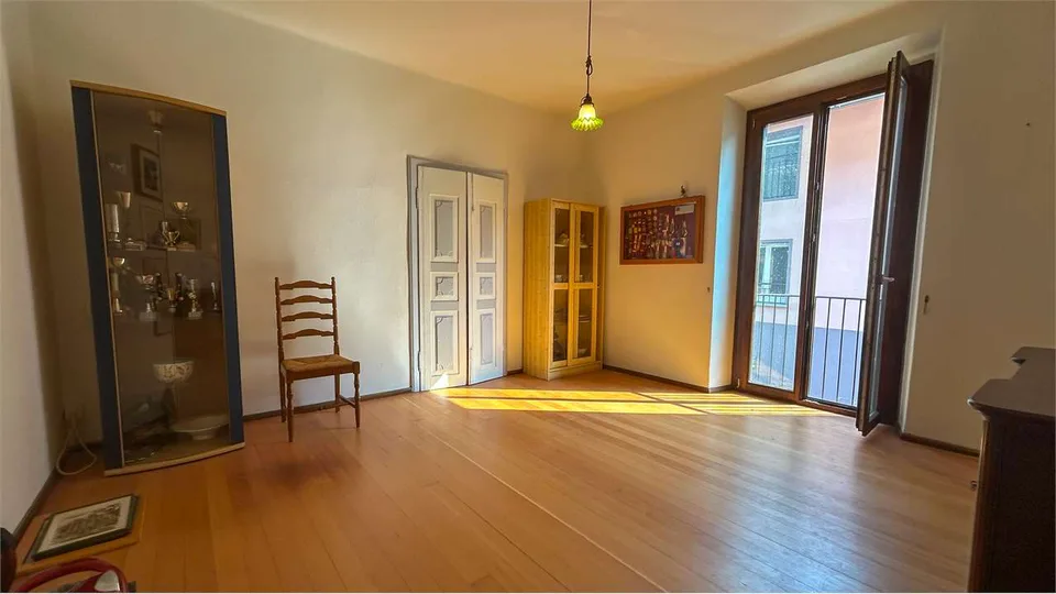 Villa storica indipendente con ampio giardino e terreno edificabile – foto 11 di 13