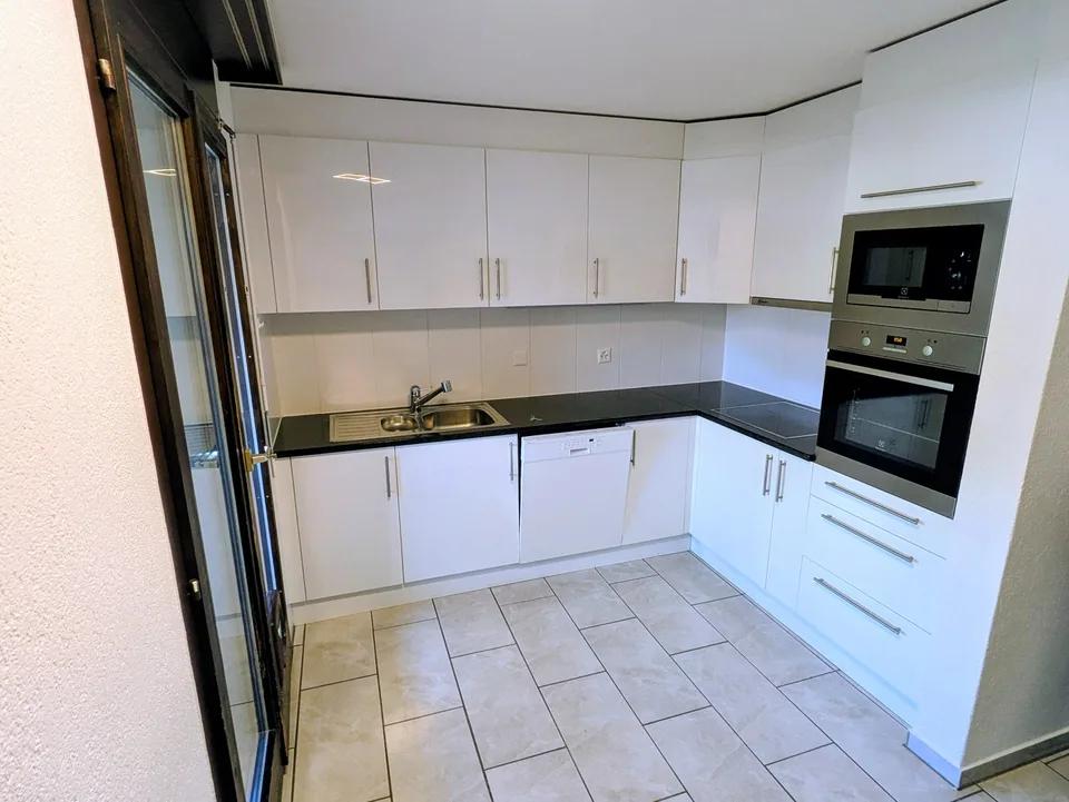 Appartamento ristrutturato di 4 locali con piscina/sauna comune e garage a Dotzigen – foto 6 di 17