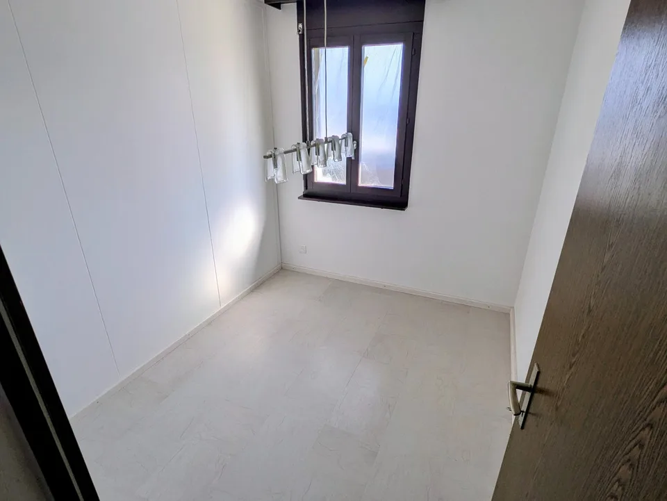 Appartamento ristrutturato di 4 locali con piscina/sauna comune e garage a Dotzigen – foto 11 di 17