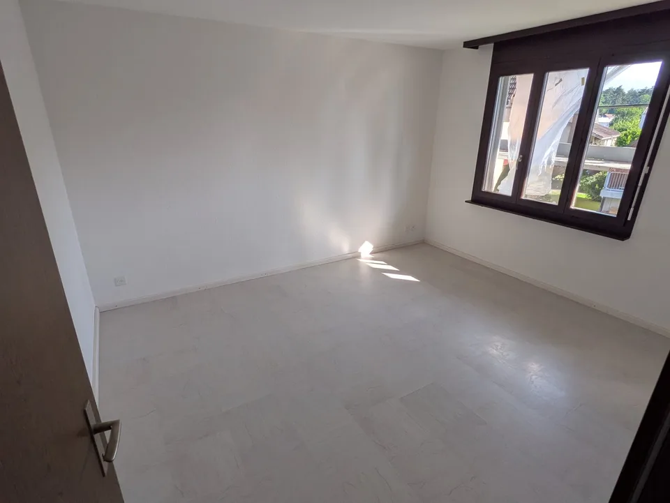Appartamento ristrutturato di 4 locali con piscina/sauna comune e garage a Dotzigen – foto 9 di 17