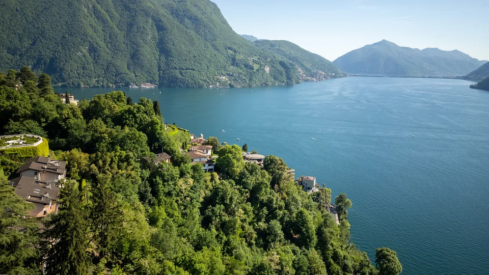 Attico mansardato con vista lago dominante – photo 13 sur 13