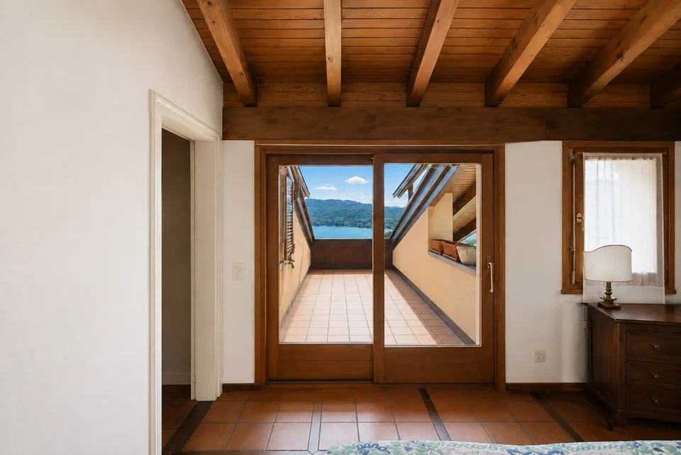Attico mansardato con vista lago dominante – photo 12 sur 13