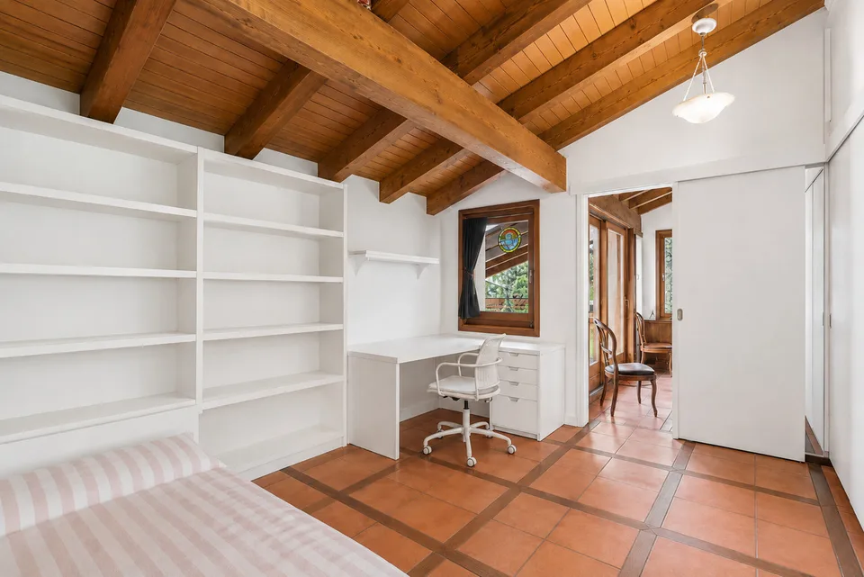 Attico mansardato con vista lago dominante – photo 10 sur 13