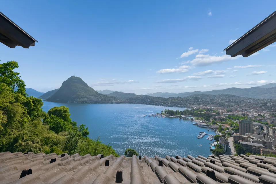 Attico mansardato con vista lago dominante – photo 3 sur 13