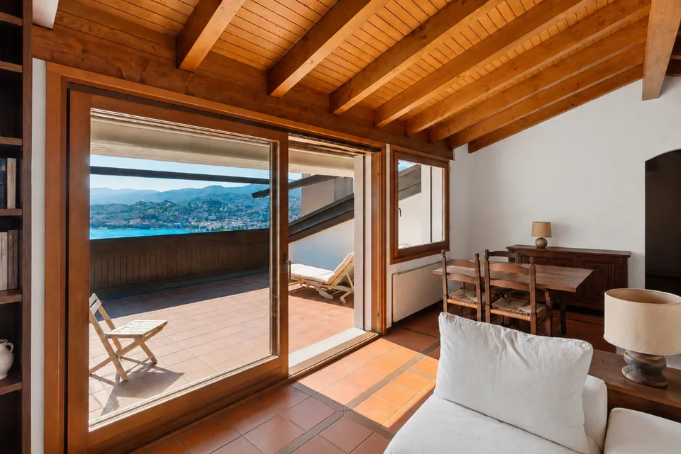 Attico mansardato con vista lago dominante – photo 7 sur 13
