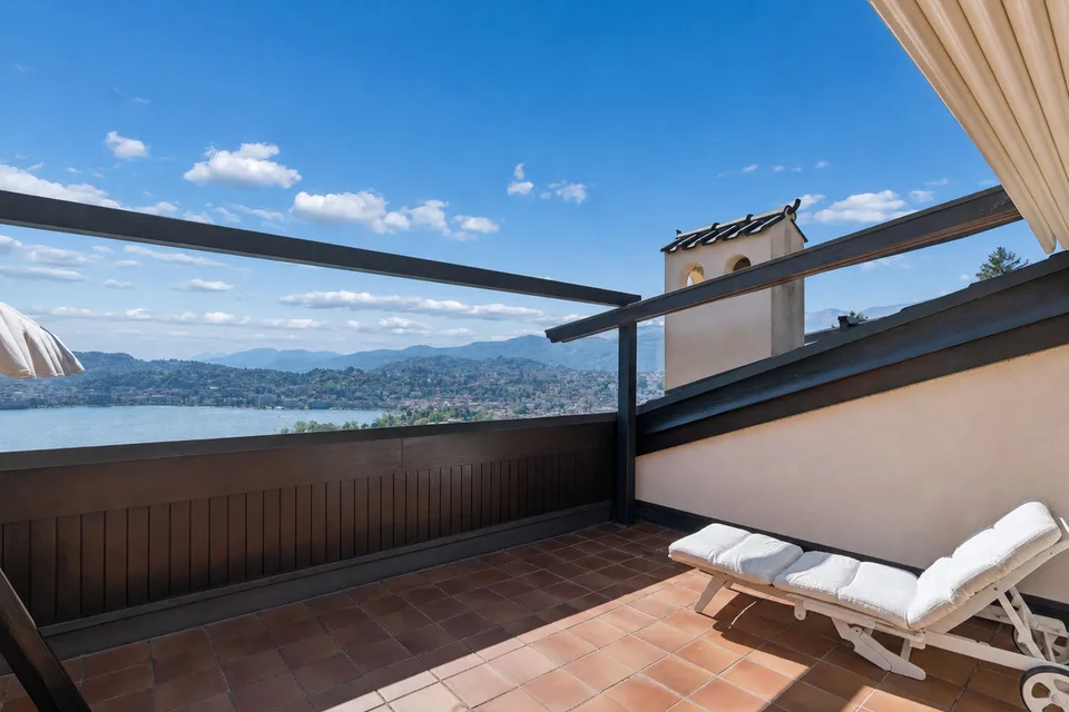 Attico mansardato con vista lago dominante – photo 8 sur 13