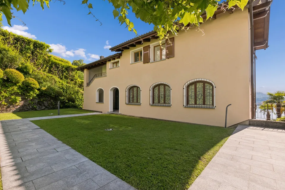 Attico mansardato con vista lago dominante – photo 2 sur 13