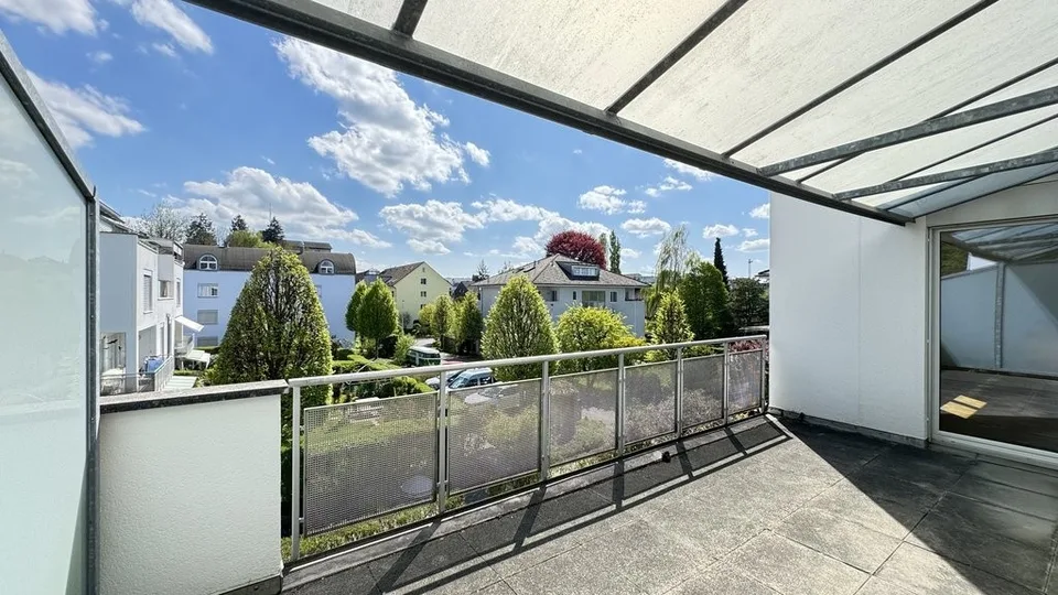 Spacious 4.5 room apartment in top location on the 3rd floor right
