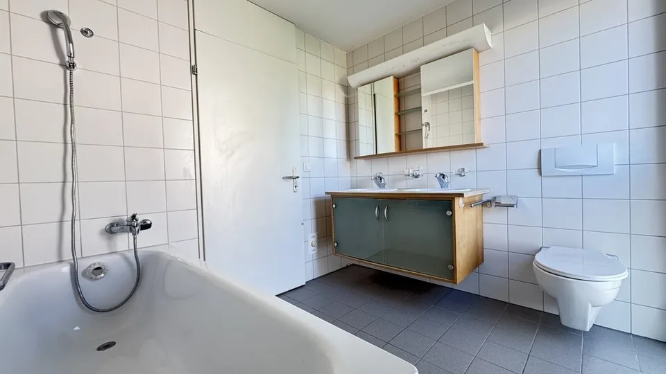 Spacious 4.5 room apartment in top location on the 3rd floor right