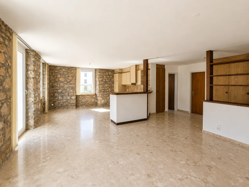 Geräumige 4,5-Zimmer-Wohnung mit Terrasse und Aufzug im Zentrum von Fleurier – Foto 2 von 15