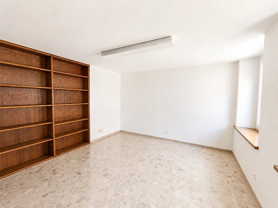 Geräumige 4,5-Zimmer-Wohnung mit Terrasse und Aufzug im Zentrum von Fleurier – Foto 11 von 15