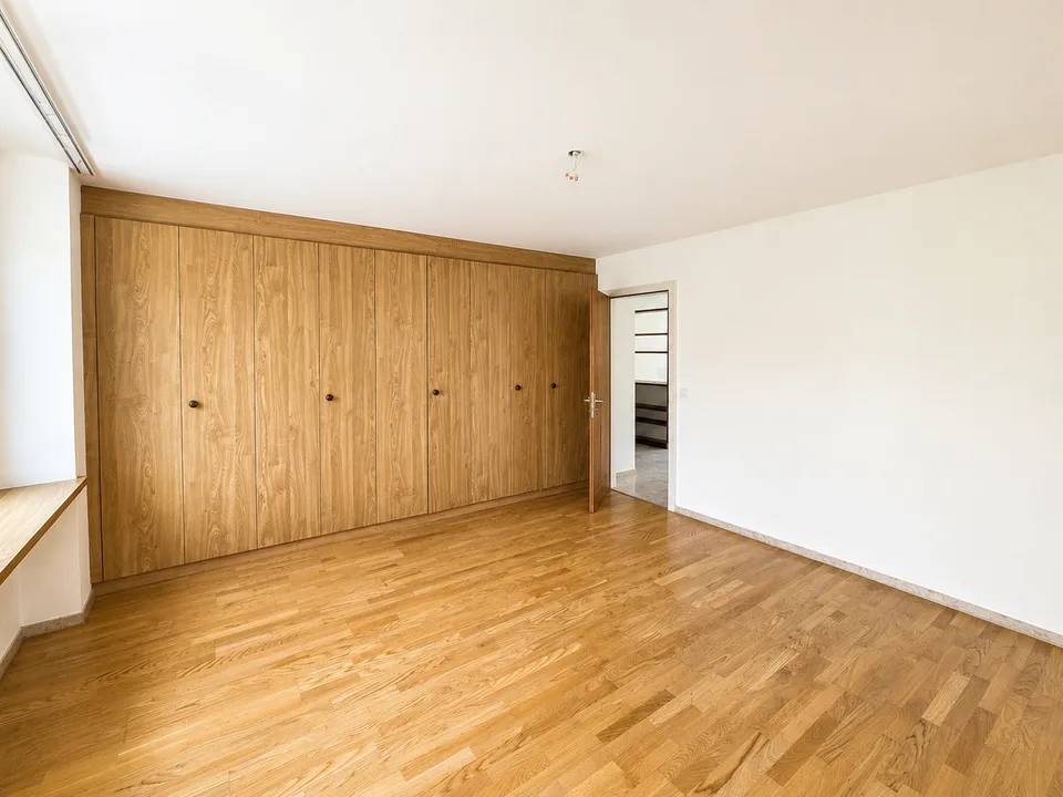 Geräumige 4,5-Zimmer-Wohnung mit Terrasse und Aufzug im Zentrum von Fleurier – Foto 8 von 15