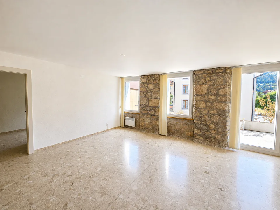 Geräumige 4,5-Zimmer-Wohnung mit Terrasse und Aufzug im Zentrum von Fleurier – Foto 3 von 15