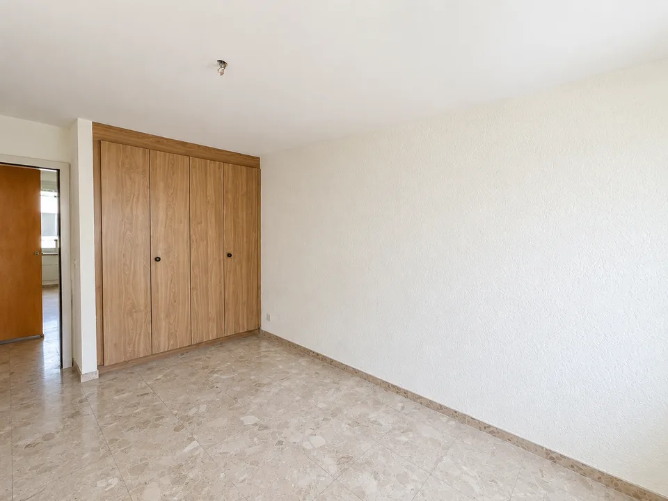 Geräumige 4,5-Zimmer-Wohnung mit Terrasse und Aufzug im Zentrum von Fleurier – Foto 10 von 15