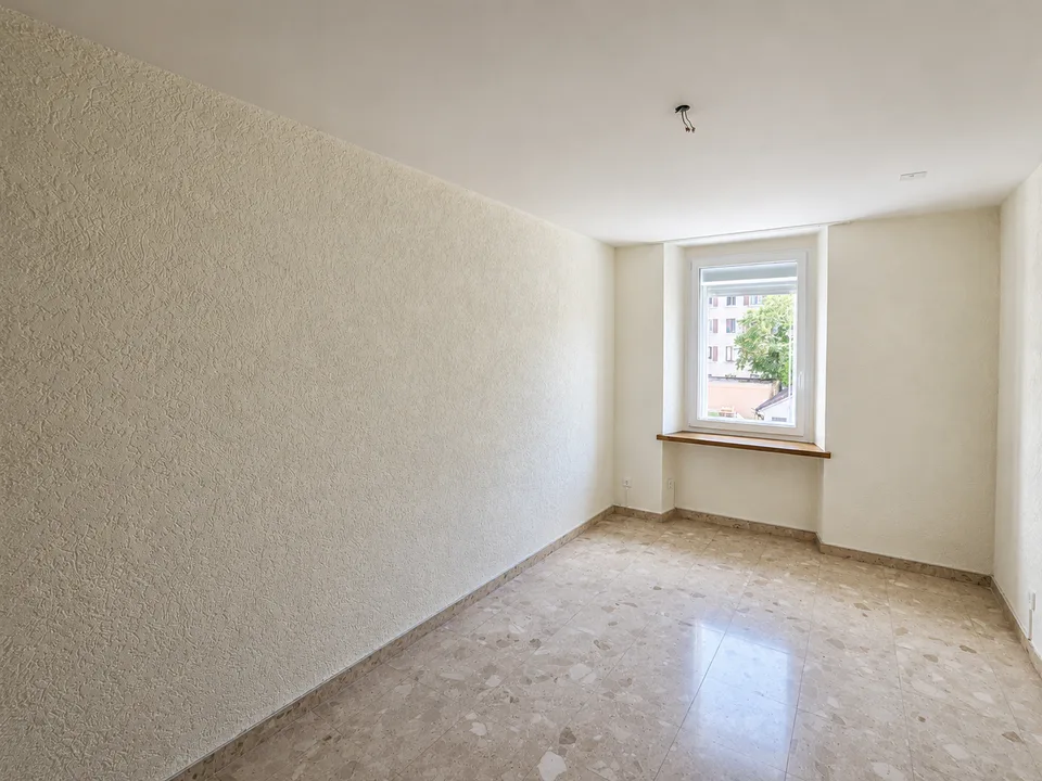 Geräumige 4,5-Zimmer-Wohnung mit Terrasse und Aufzug im Zentrum von Fleurier – Foto 9 von 15