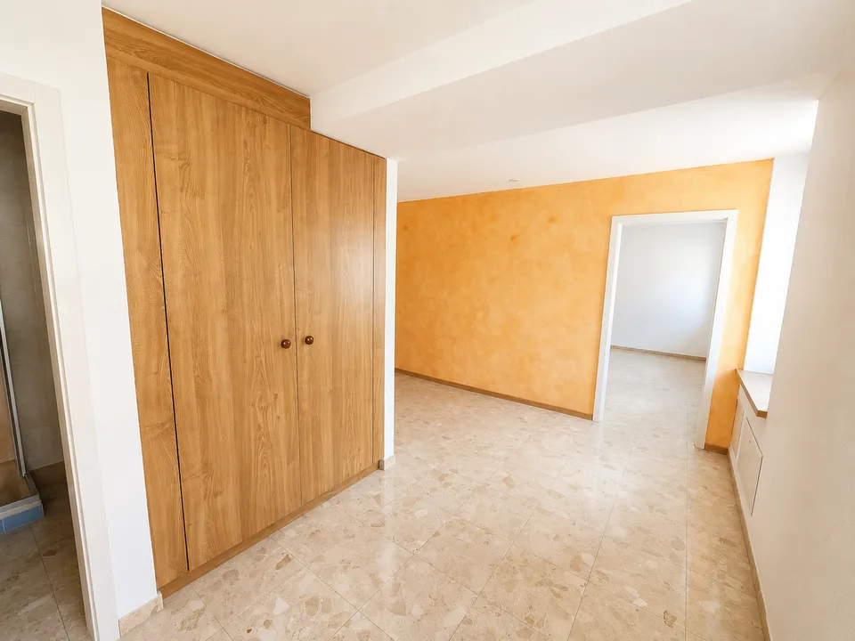 Geräumige 4,5-Zimmer-Wohnung mit Terrasse und Aufzug im Zentrum von Fleurier – Foto 12 von 15