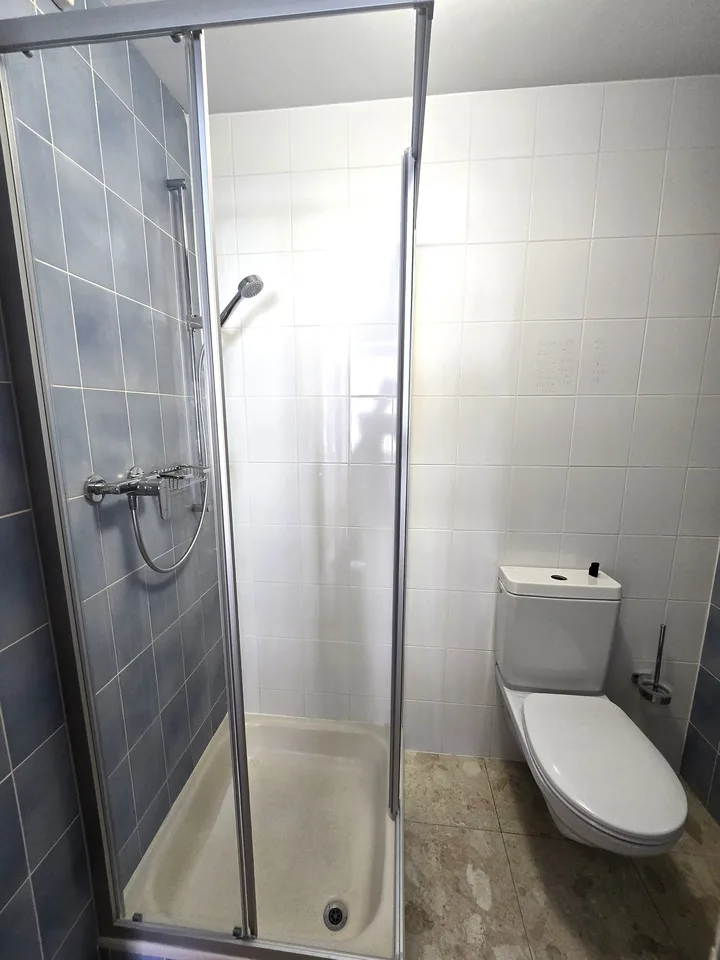 Geräumige 4,5-Zimmer-Wohnung mit Terrasse und Aufzug im Zentrum von Fleurier – Foto 15 von 15