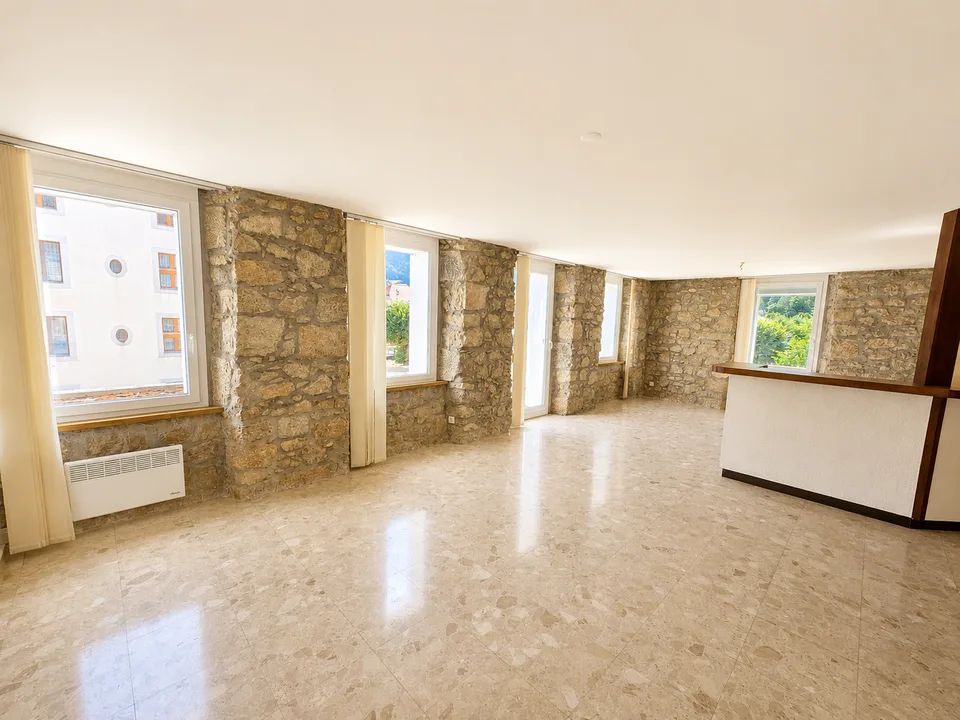 Geräumige 4,5-Zimmer-Wohnung mit Terrasse und Aufzug im Zentrum von Fleurier – Foto 4 von 15