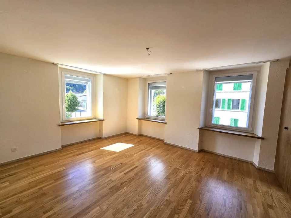 Geräumige 4,5-Zimmer-Wohnung mit Terrasse und Aufzug im Zentrum von Fleurier – Foto 7 von 15