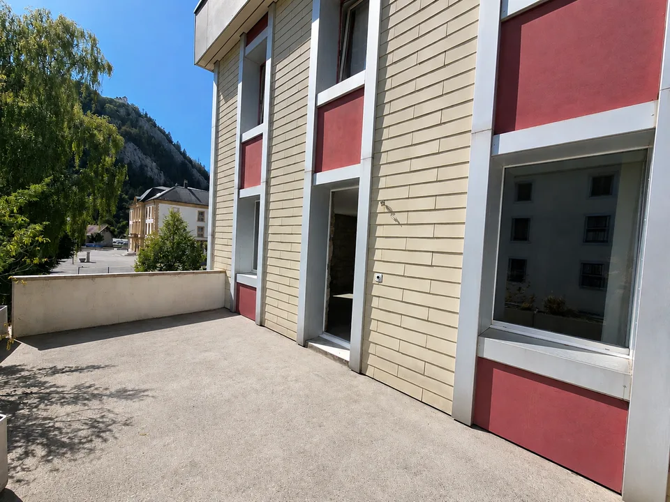 Geräumige 4,5-Zimmer-Wohnung mit Terrasse und Aufzug im Zentrum von Fleurier – Foto 6 von 15