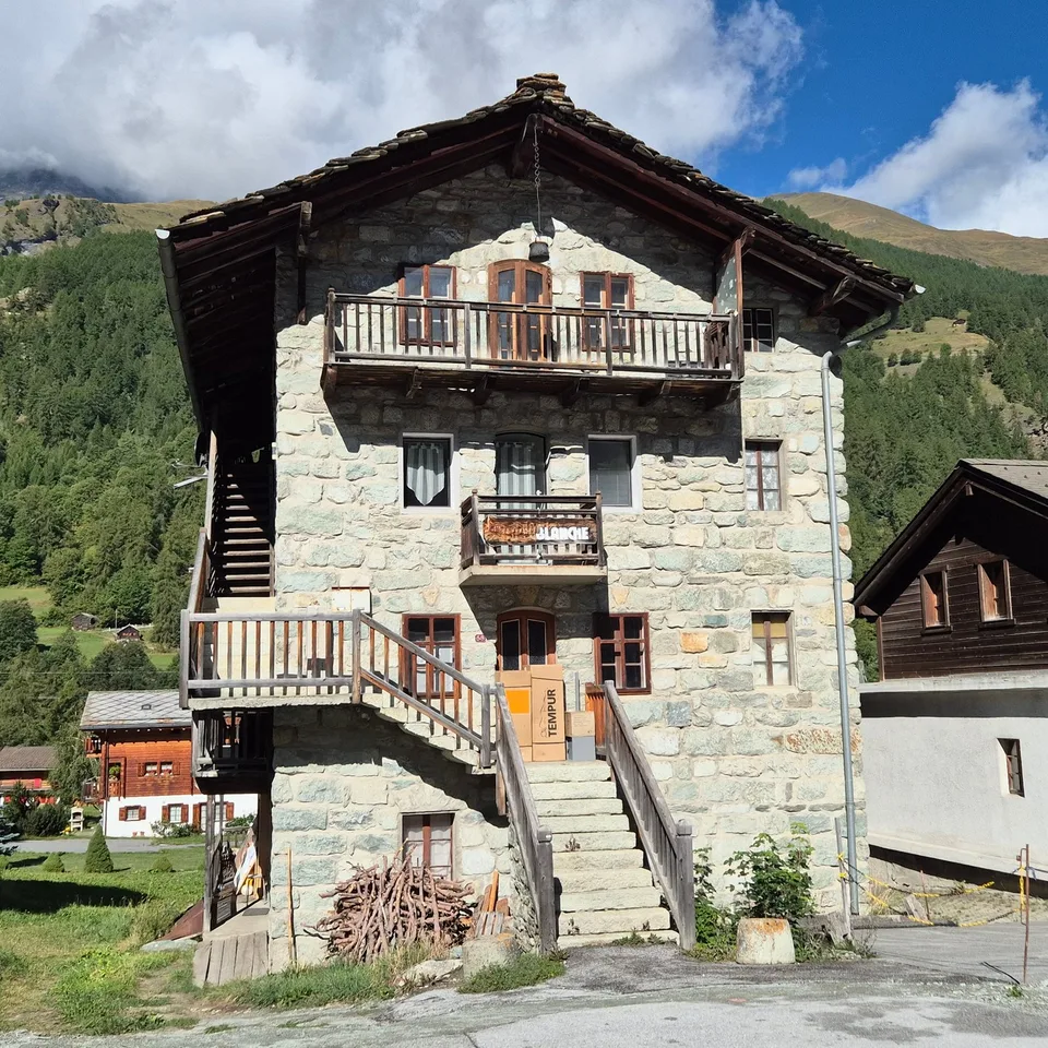 Teilweise renovierte Wohnung in einem charmanten Dorfhaus - Les Haudères – Foto 2 von 13