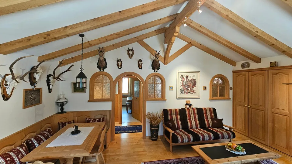 Charmante 2.5-Zimmer-Dachwohnung in Trun – Foto 3 von 13