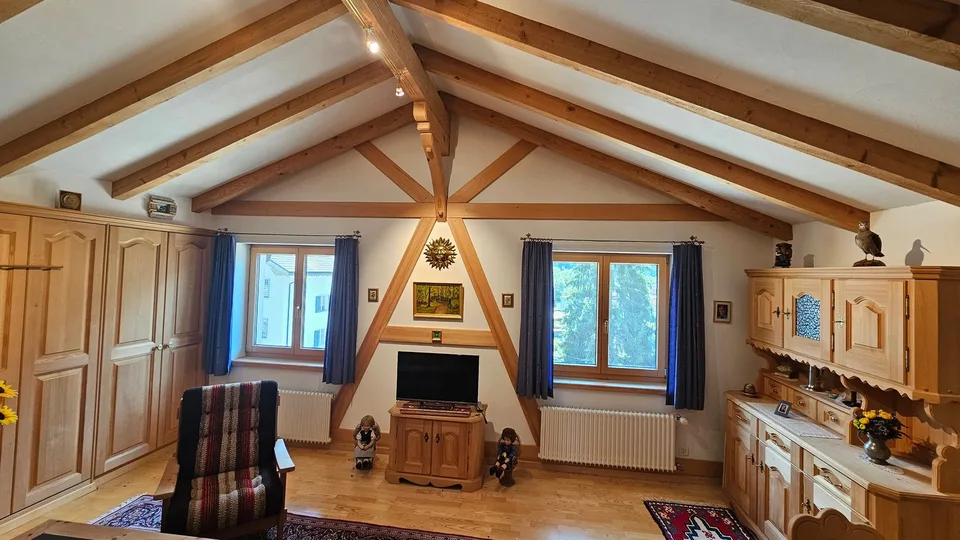 Charmante 2.5-Zimmer-Dachwohnung in Trun – Foto 5 von 13