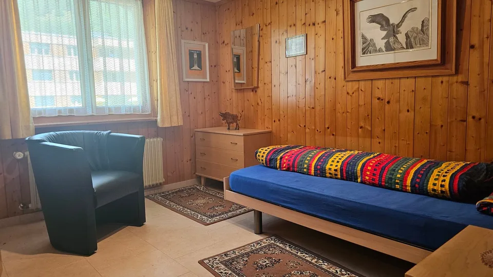 Charmante 2.5-Zimmer-Dachwohnung in Trun – Foto 10 von 13