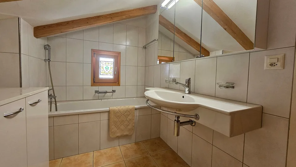 Charmante 2.5-Zimmer-Dachwohnung in Trun – Foto 6 von 13