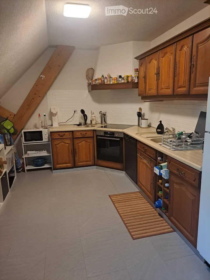 Loft-Dachgeschoss mit sichtbaren Dachbalken