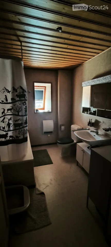 Loft-Dachgeschoss mit sichtbaren Dachbalken