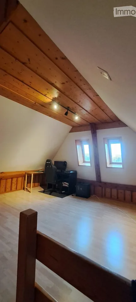 Loft-Dachgeschoss mit sichtbaren Dachbalken