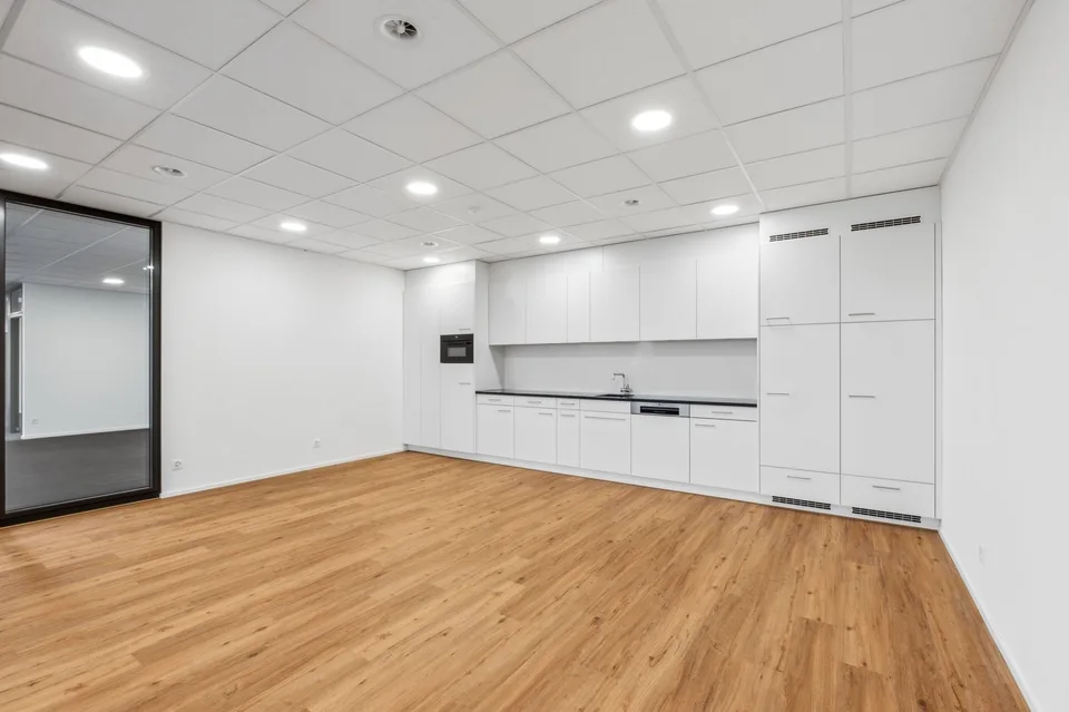 Modern office space near Zugerland and Steinhausen train station - Move in and get started – photo 5 of 11