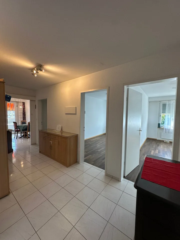 Helle 4.5-Zimmer-Wohnung mit Balkon an ruhiger Lage in Therwil – Foto 2 von 12