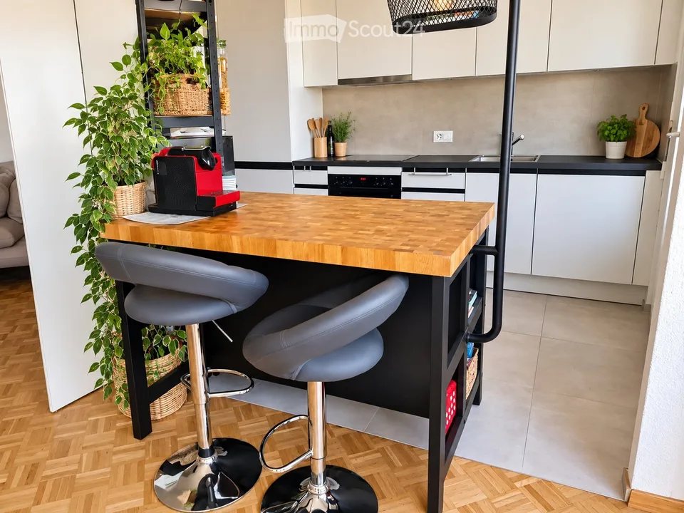 4,5 Zimmer, 97 m² in Renens, Balkon und innenliegender Parkplatz