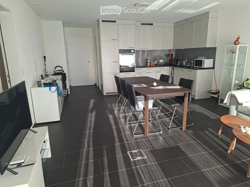 Appartamento luminoso 2.5 locali con balcone a Niederrohrdorf – disponibile immediatamente!