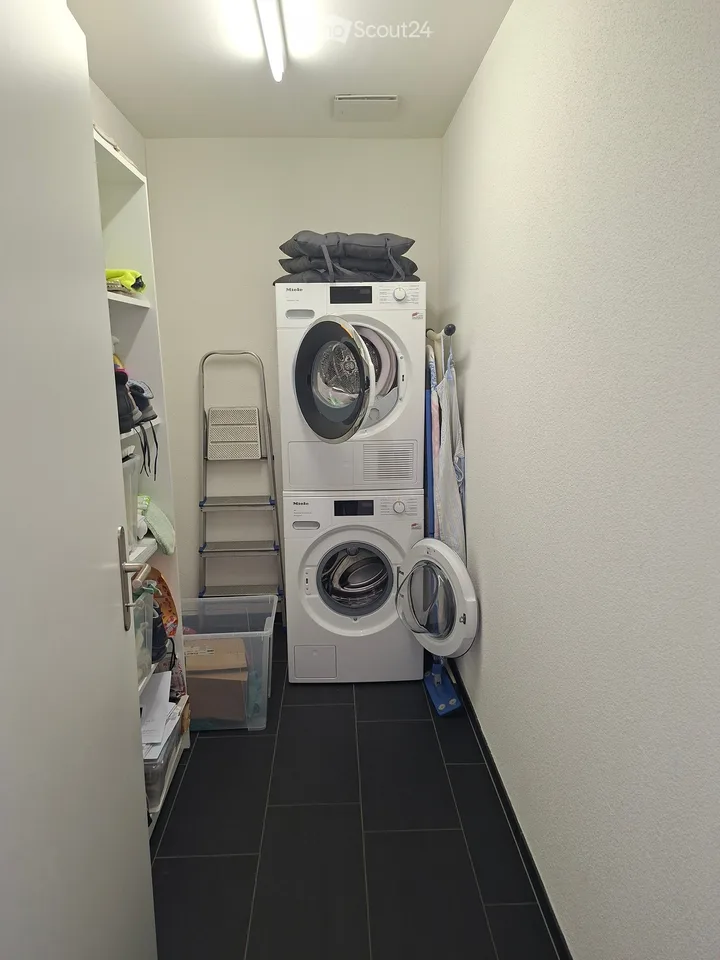Appartamento luminoso 2.5 locali con balcone a Niederrohrdorf – disponibile immediatamente!